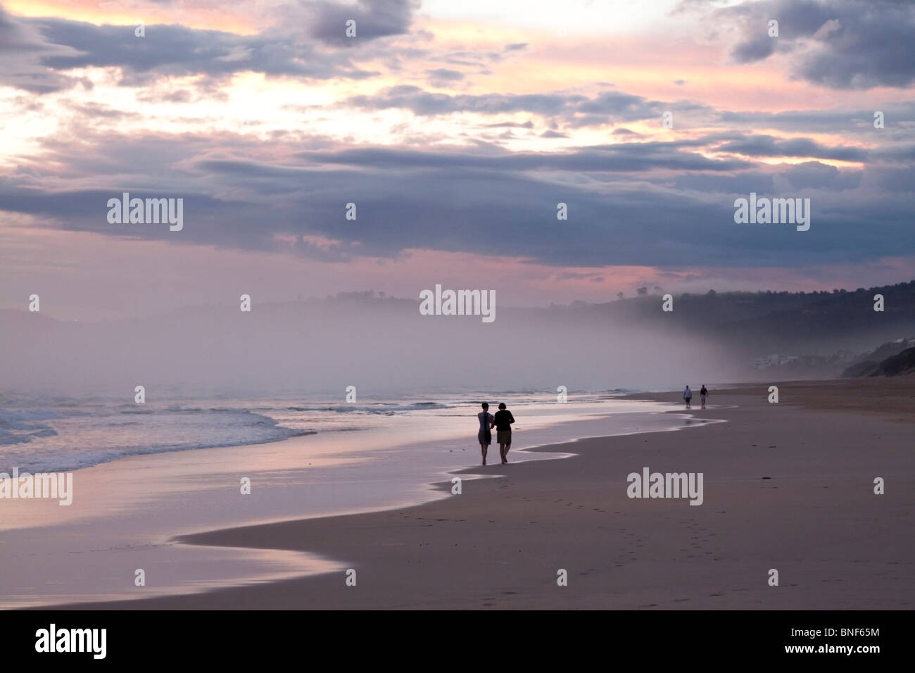 Touristen genießen Sonnenuntergang am malerischen Strand Stockfoto