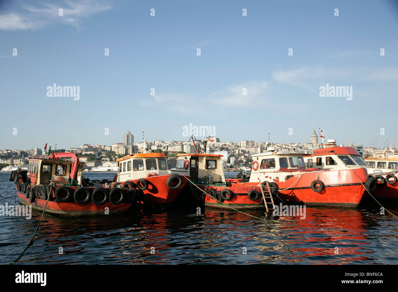 Angelboote/Fischerboote am Goldenen Horn, Istanbul, Türkei Stockfoto