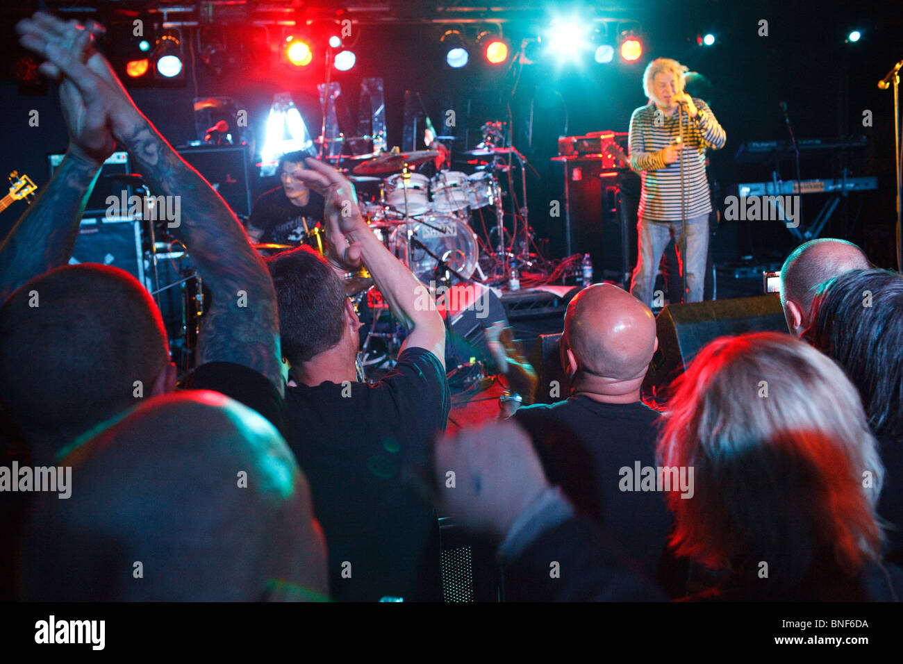 Charlie Harper von den UK Subs-Band auf der Bühne bei The Damned und UK Subs Punk-Konzert in der Millenium Music Hall in Cardiff, UK Stockfoto