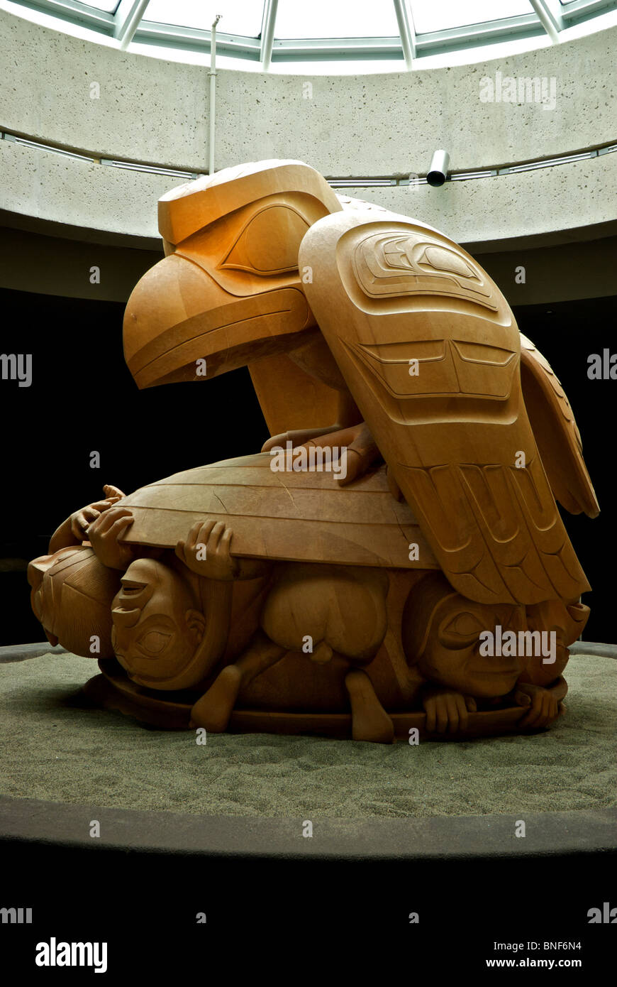 Geschnitzte yellow Cedar Holz Skulptur Rabe und The First Men Haida Künstlers BIll Reid am Vancouver UBC Museum of Anthropology Stockfoto