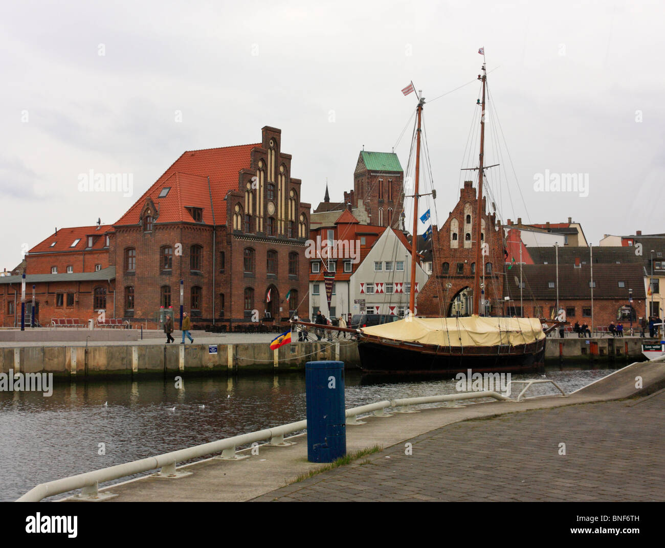 Alten Hafen mit historischen Lagerhallen in Wismar, Deutschland Stockfoto