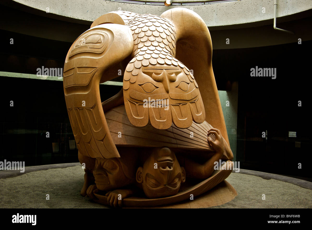 Geschnitzte yellow Cedar Holz Skulptur Rabe und The First Men Haida Künstlers BIll Reid am Vancouver UBC Museum of Anthropology Stockfoto