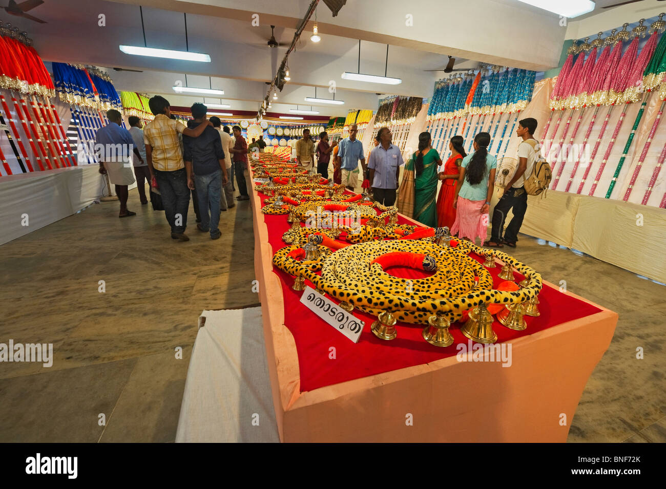 Indien Kerala Thrissur die Ausstellung von Gewändern und Schiffe für das Pooram Elephant Festival Stockfoto
