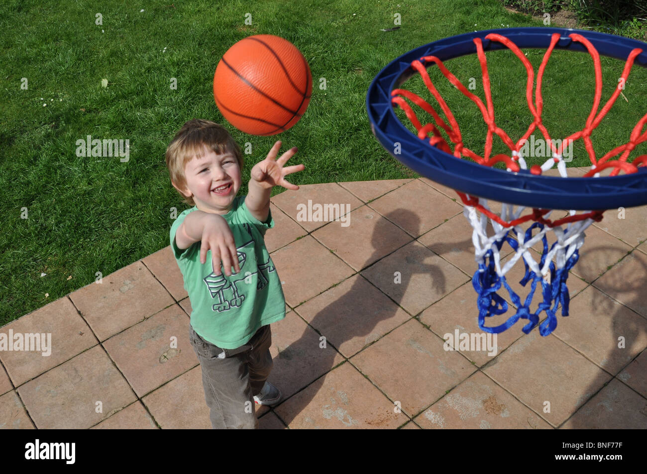 Jungen Basketball spielen Stockfoto, Bild 30453123 Alamy