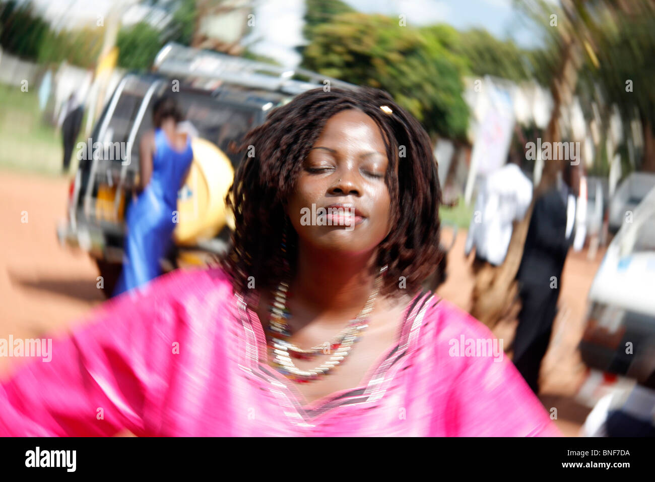 Eine junge afrikanische Frau scheinbar im Gebet oder Trance mit Spezialeffekte Fotografie Stockfoto