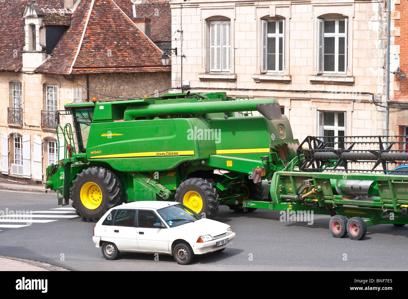 John Deere W540 Mähdrescher Verkehr auf öffentlichen Straßen - Frankreich zu verhandeln. Stockfoto