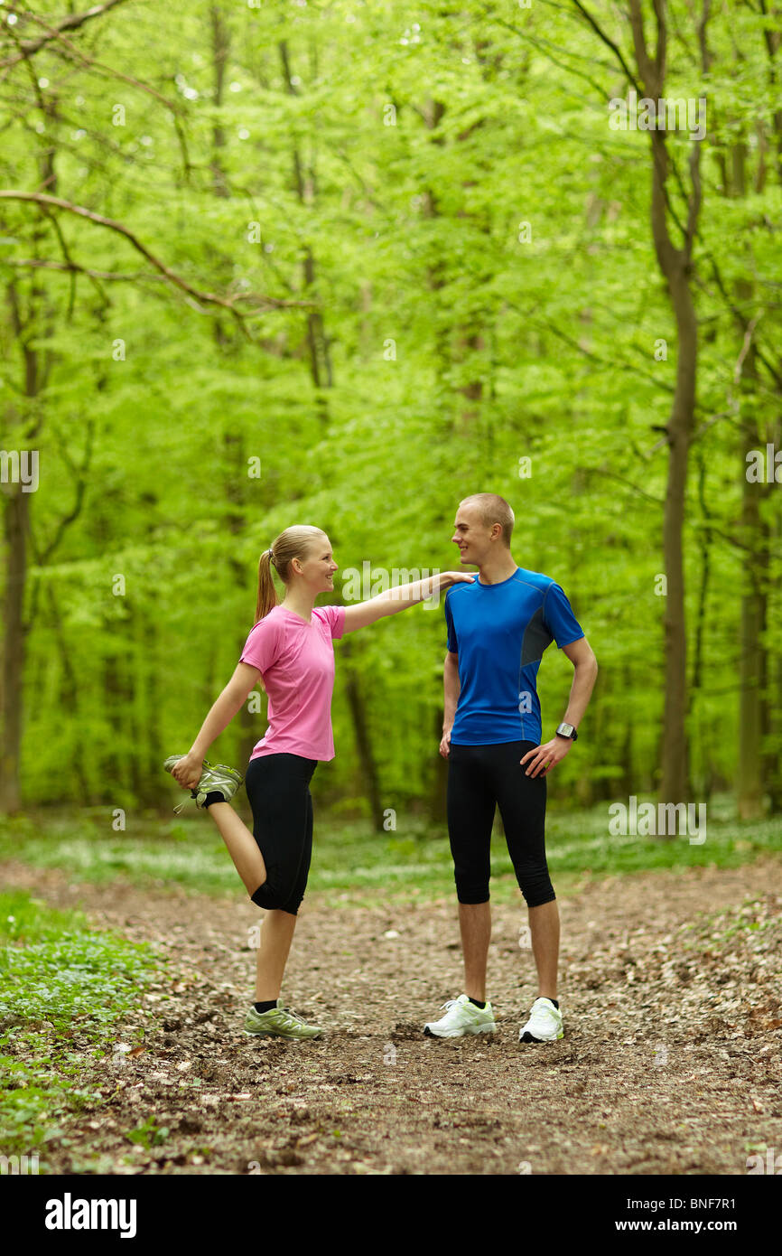 Paar im Wald laufen, stretching Stockfoto