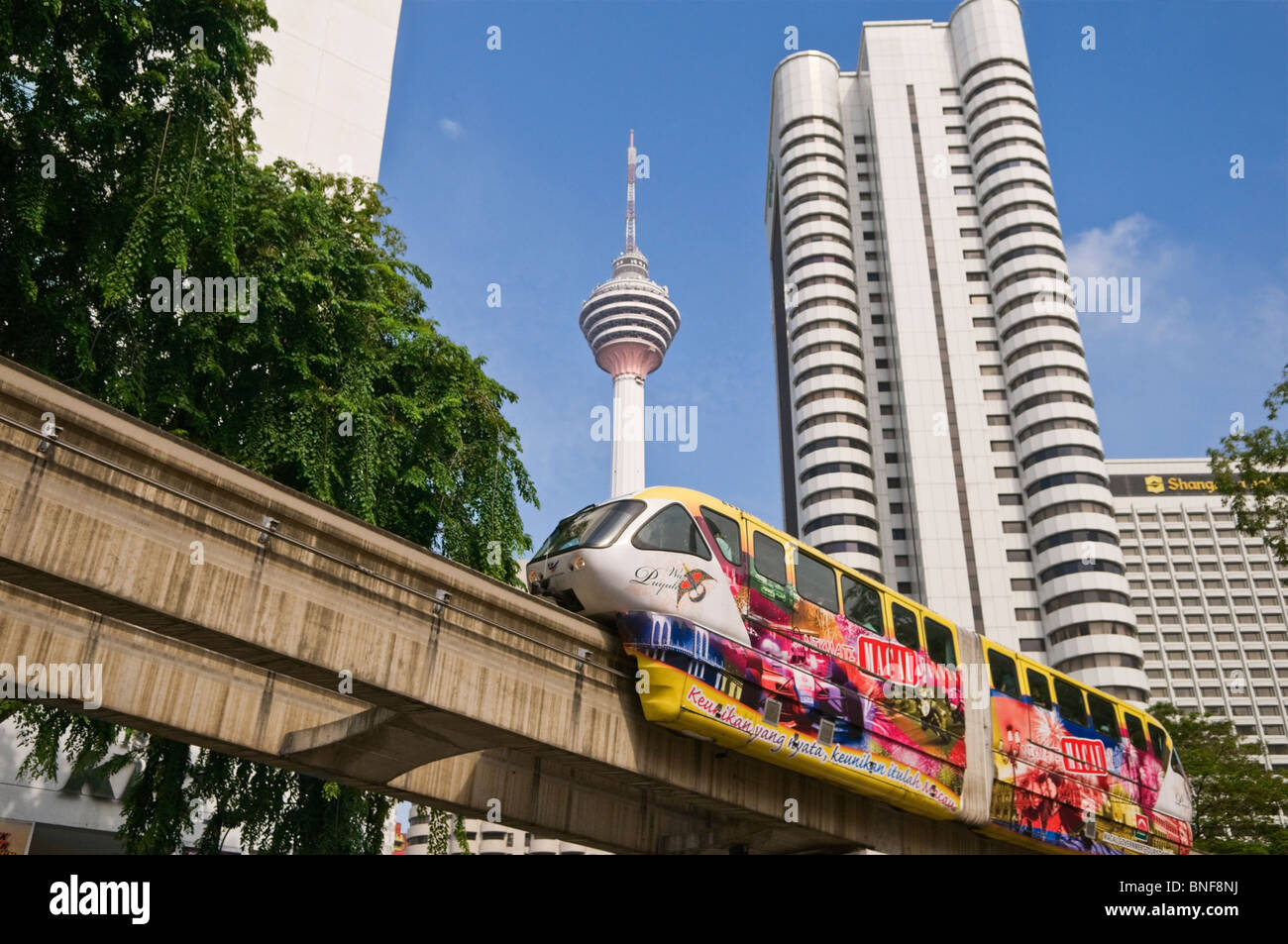 KL Monorail und Menara KL Tower Kuala Lumpur Malaysia Stockfoto