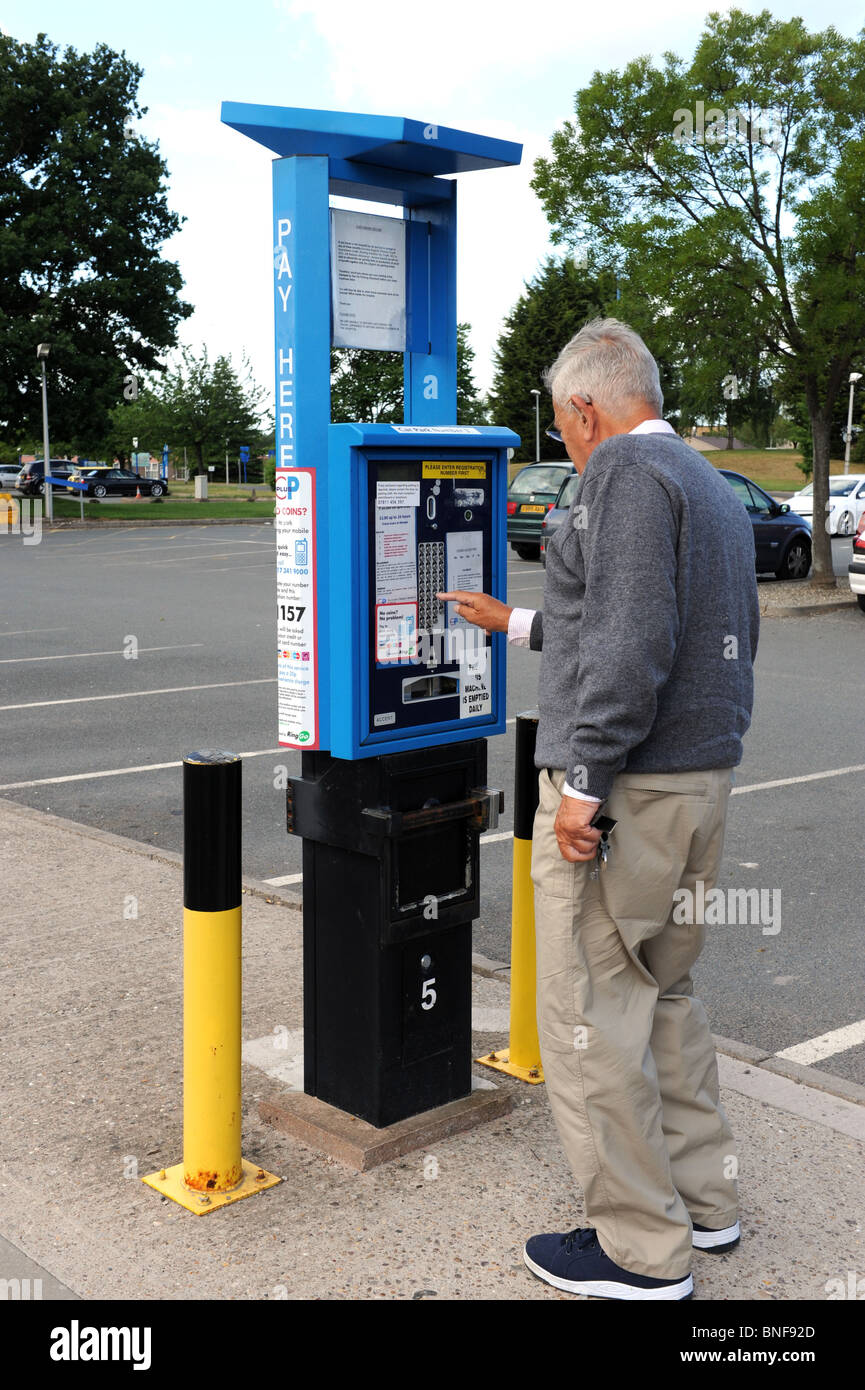 Mann mit Zahlen und Anzeige Parkplatz Fahrkartenautomat am Hospital in Shrewsbury England Uk Stockfoto