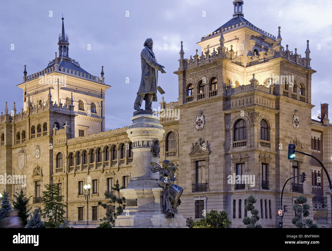 Museum der alten Kavallerie Akademie und die Statue des Schriftstellers und Dichters Jose Zorrilla in der Straße Santiago de Valladolid, Castilla y León, Spanien, Europa Stockfoto