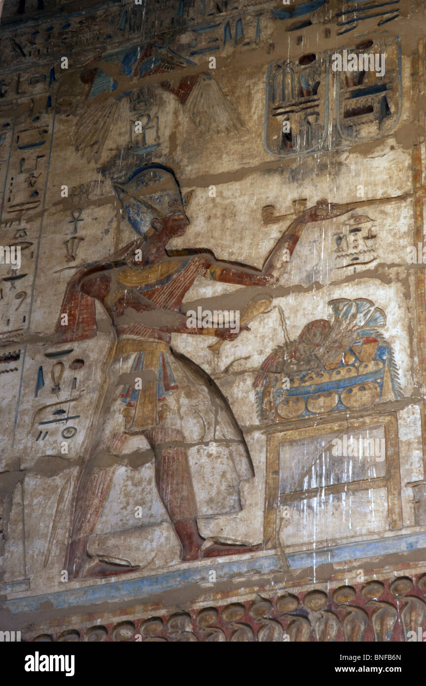 Tempel von Ramses III. Der Pharao Ramses III Opfergaben an die Götter. Ägypten. Stockfoto