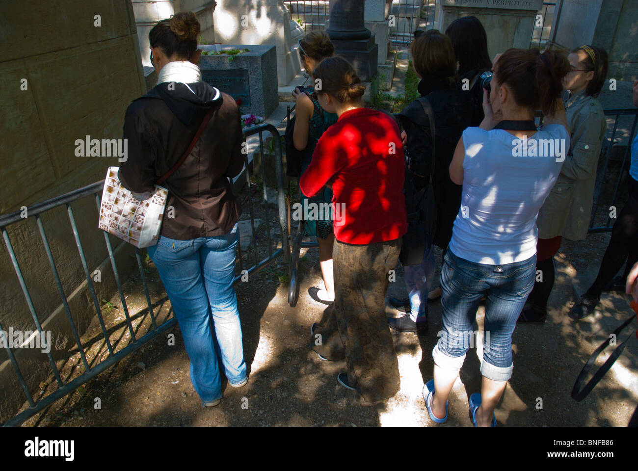 Junge Frauen in Jim Morrison Grab Cimetière du Pere-Lachais 20. Arrondissement Paris Frankreich Europa Stockfoto