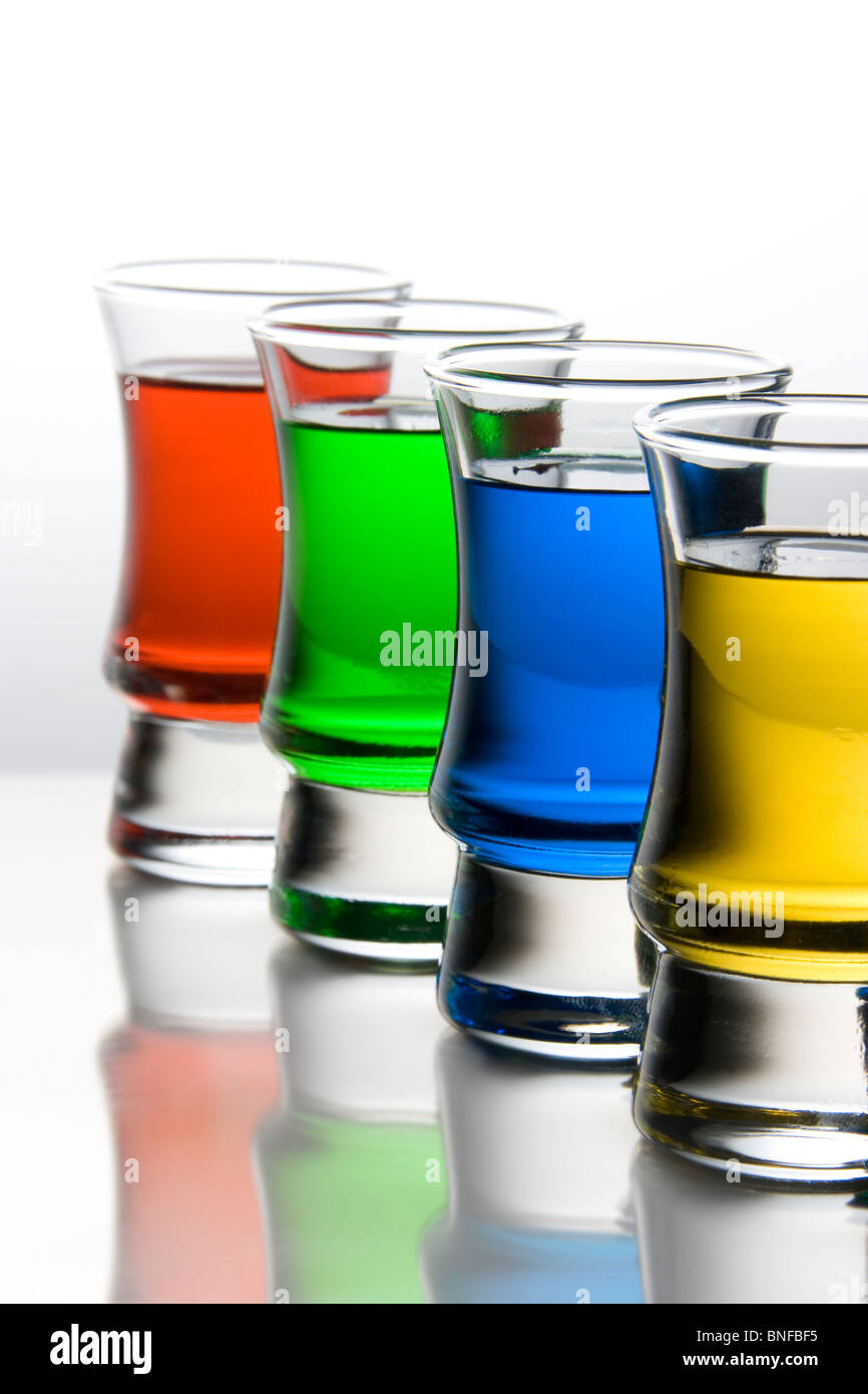 bunte Likör in Gläsern Stockfoto