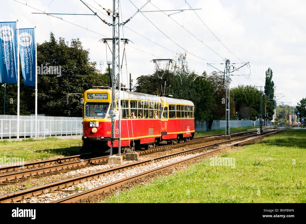 Rote Straßenbahn, Tramwaj eine ÖPNV-Seilbahn in Warschau, Masowien Provinz, Polen, EU Stockfoto