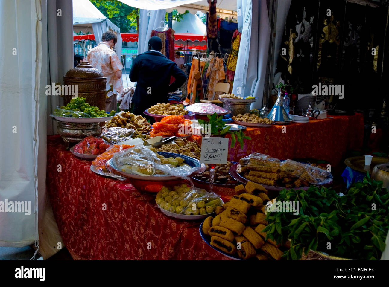 Arabische Süßigkeiten auf einem Markt an der Bastille Viertel Paris Frankreich Europa Stockfoto
