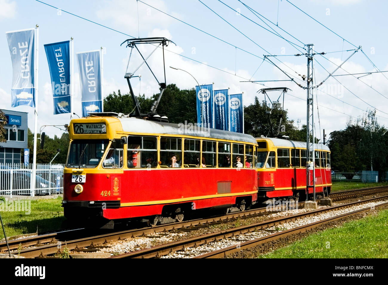 Nahaufnahme rote Straßenbahn, Tramwaj, Straßenbahn eine ÖPNV-Seilbahn in Warschau, Masowien Provinz, Polen, EU Stockfoto