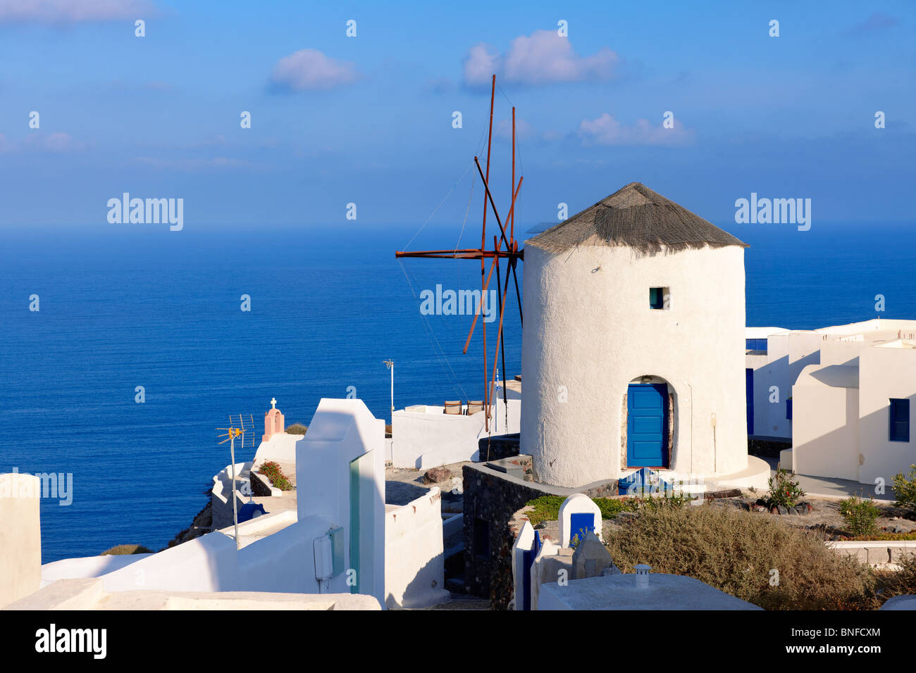 Oia (Ia) Santorini - Windmühlen griechischen Kykladen-Inseln - Fotos, Bilder und Grafiken Stockfoto