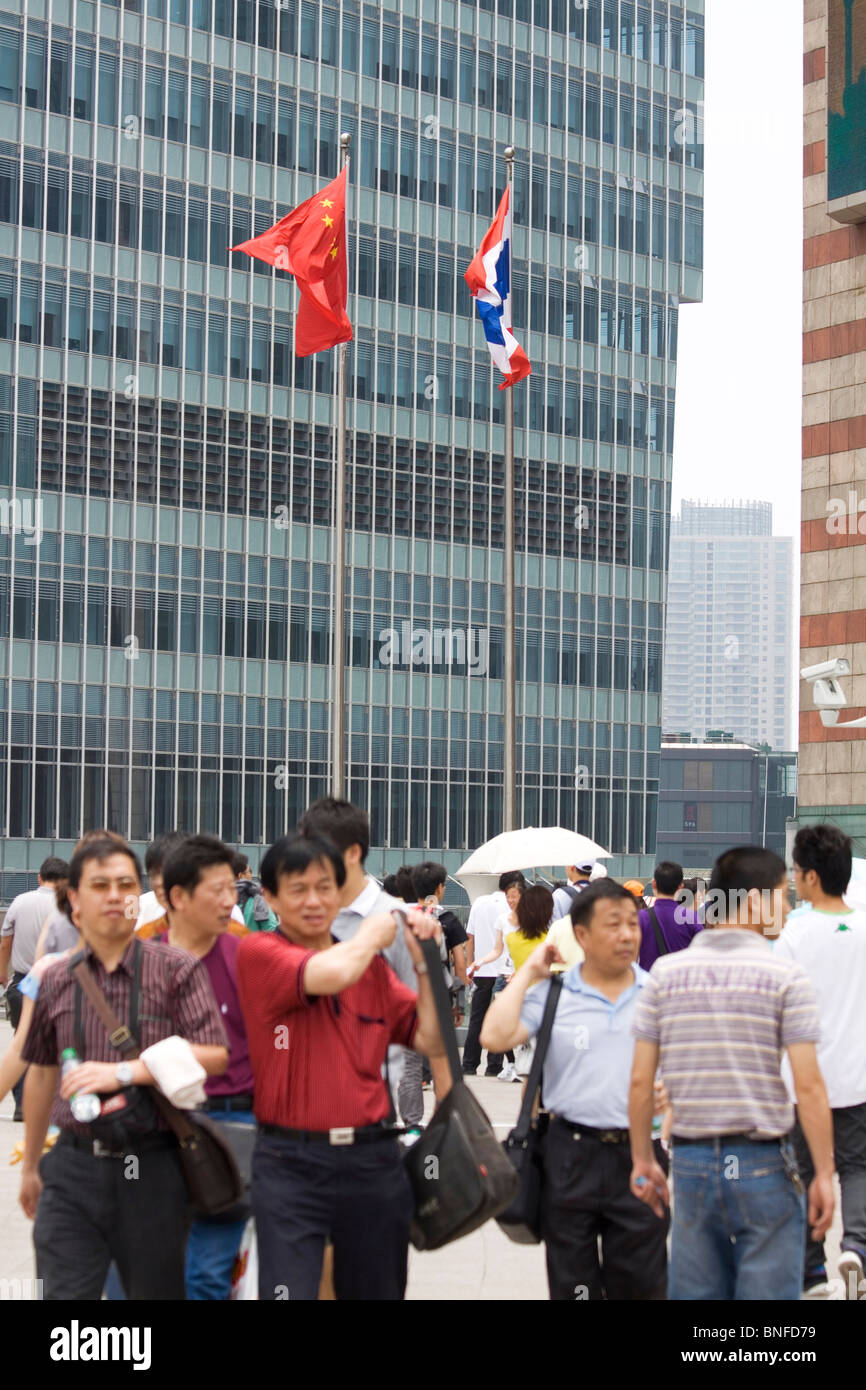Kommunistische Fahne flattert über überfüllten Pflaster Shanghai China Stockfoto