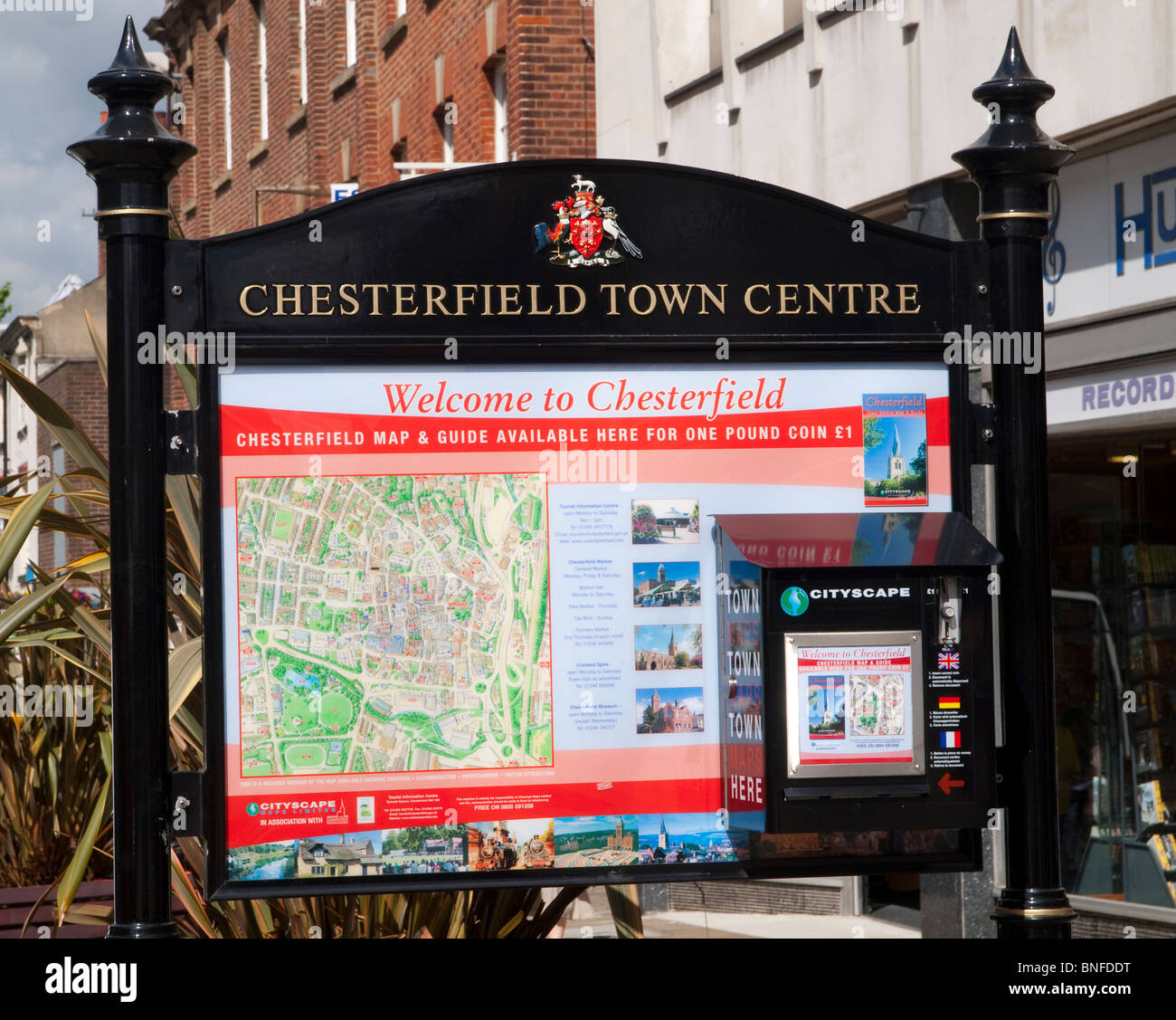 Ein Willkommen an Chesterfield Town Center Karte und Info-Tafel, Chesterfield Derbyshire England UK Stockfoto