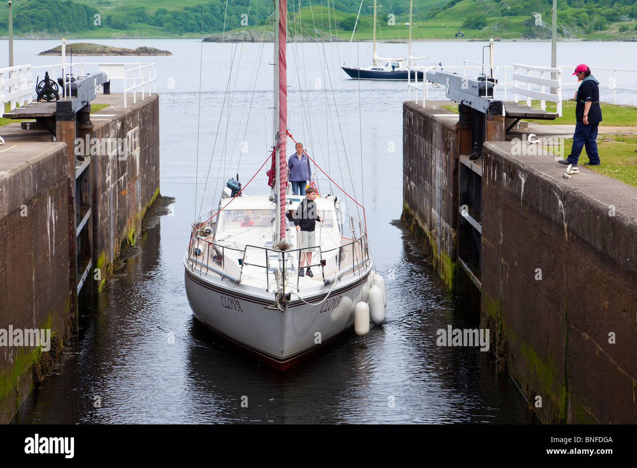 Yacht betritt das erste Meer-Lock auf dem Crinan Kanal Stockfoto