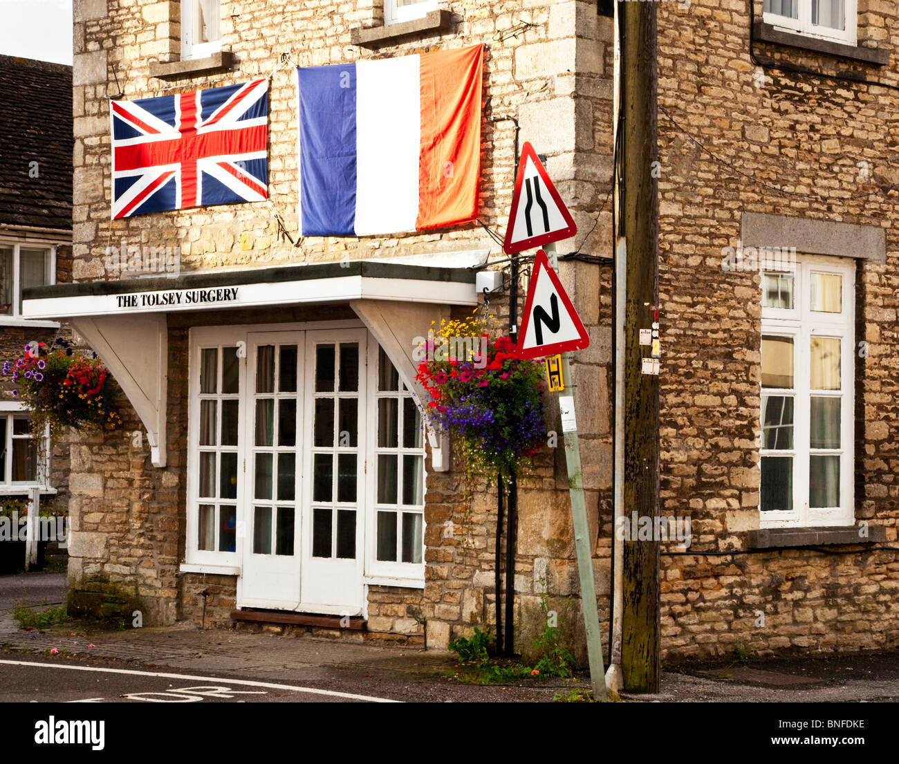 Die Dorf-Chirurgie in Sherston, Wiltshire, geschmückt mit einem Union Jack und Französisch Tricolor für den jährlichen Wettbewerb der Boule-Tag. Stockfoto