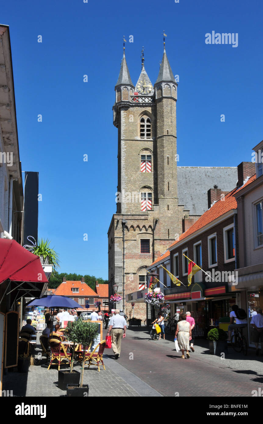 Main Street durch Sluis Stadtzentrum, Zeeland, Niederlande. Alle Logos, Marken und sichtbaren Flächen entweder verschwommen oder entfernt. Stockfoto