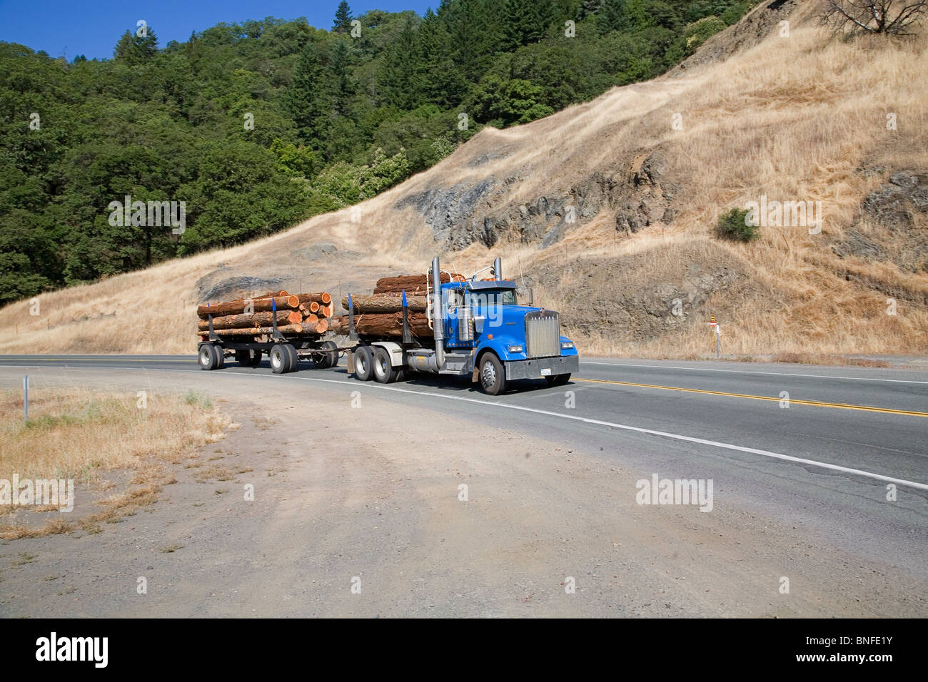Eine Protokollierung LKW eine Küstenstraße California Redwood und Cedar sehnt sich weiterzumachen Stockfoto
