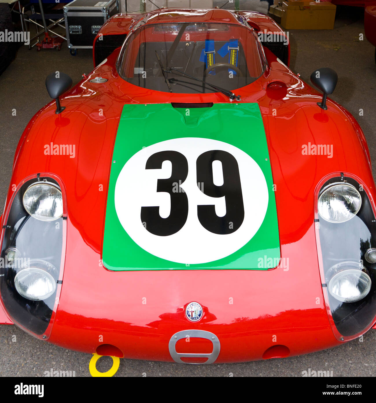 1968 Alfa Romeo Tipo 33/2 "Le Mans" im Fahrerlager auf dem 2010 Goodwood Festival of Speed, Sussex, England, UK. Stockfoto