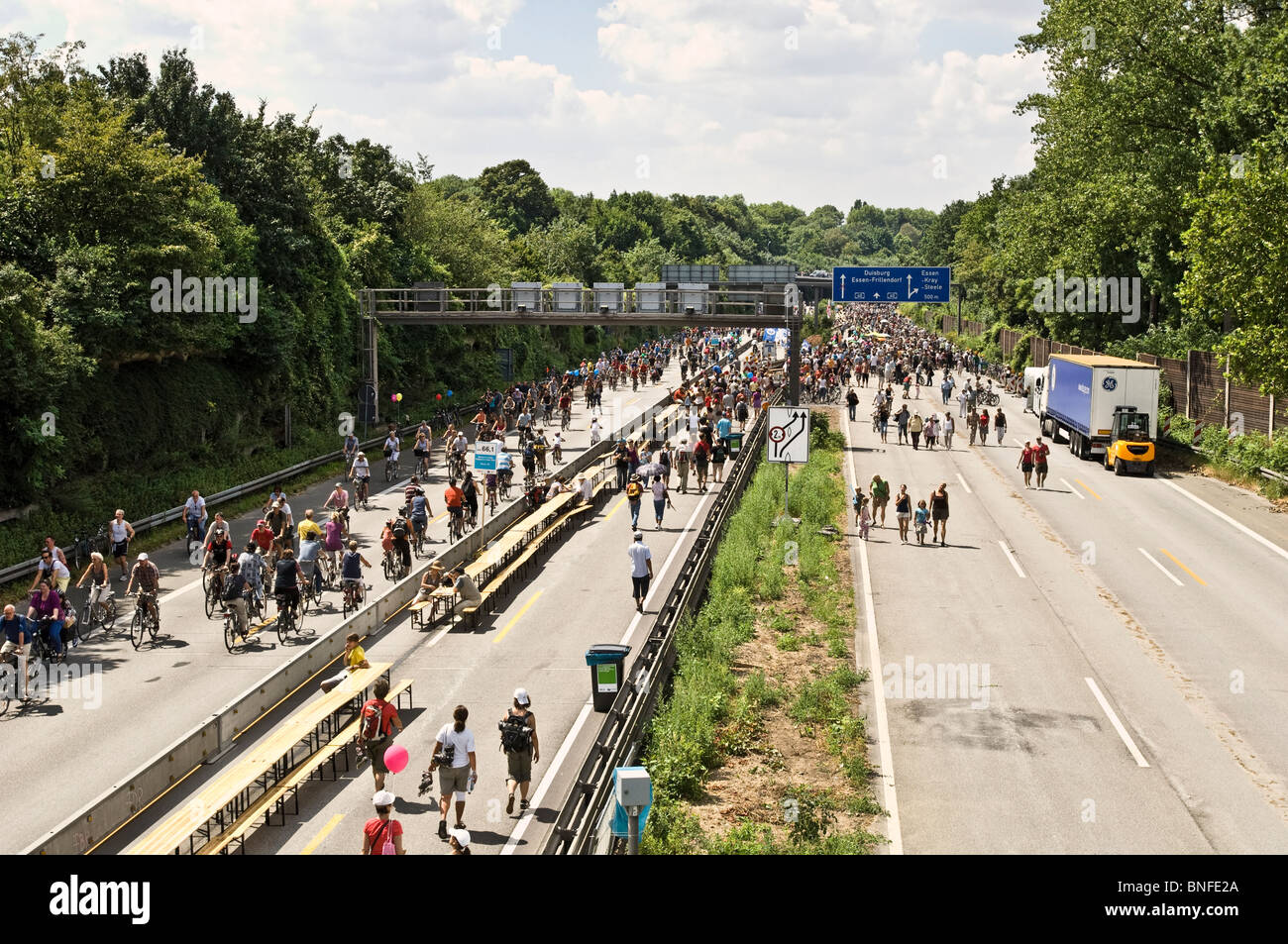 Europäische Hauptstadt der Kultur 2010 Freeway Schließung der Autobahn A40 und mit der Bundesautobahn von Wanderer und biker Stockfoto