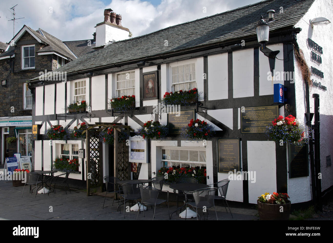 17th Century Queens Head Pub Hawkshead Seenplatte Cumbria Germany Stockfoto