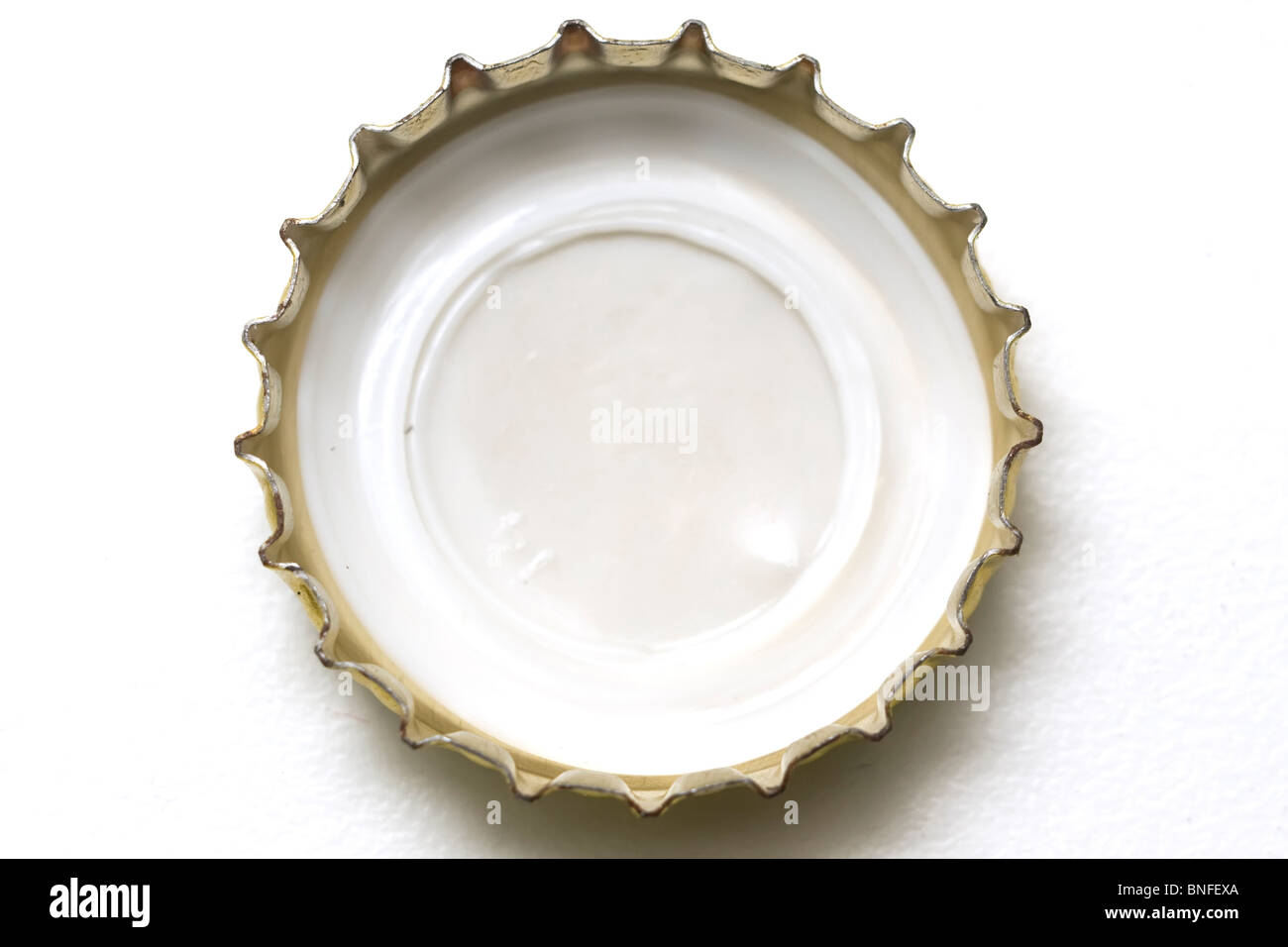 Goldene Bier Kappe Makro auf weißem Hintergrund Stockfoto
