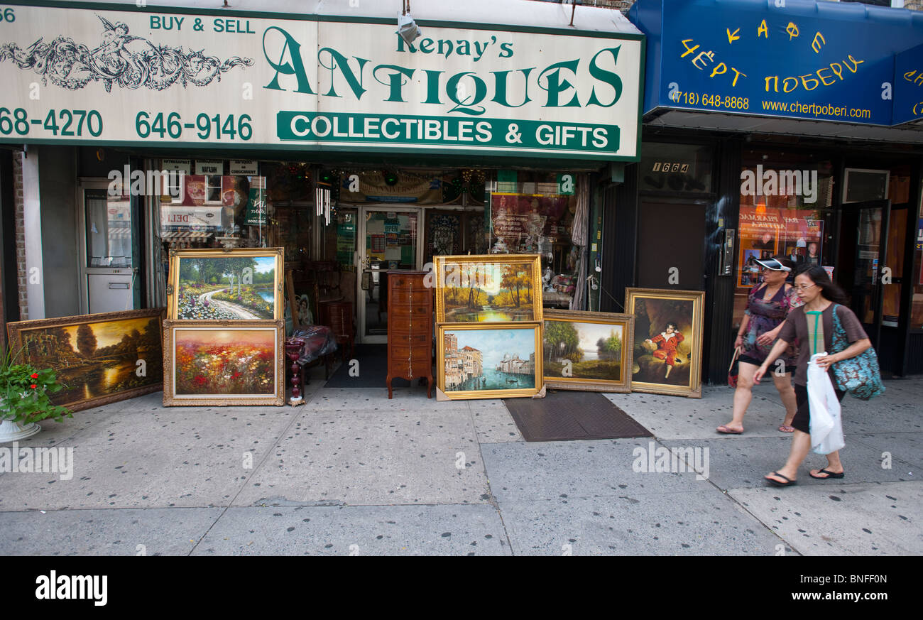 Collectibles, Geschenke, Bilder und andere waren für den Verkauf in einem Antiquitätengeschäft im Stadtteil Sheepshead Bay Brookyn Stockfoto