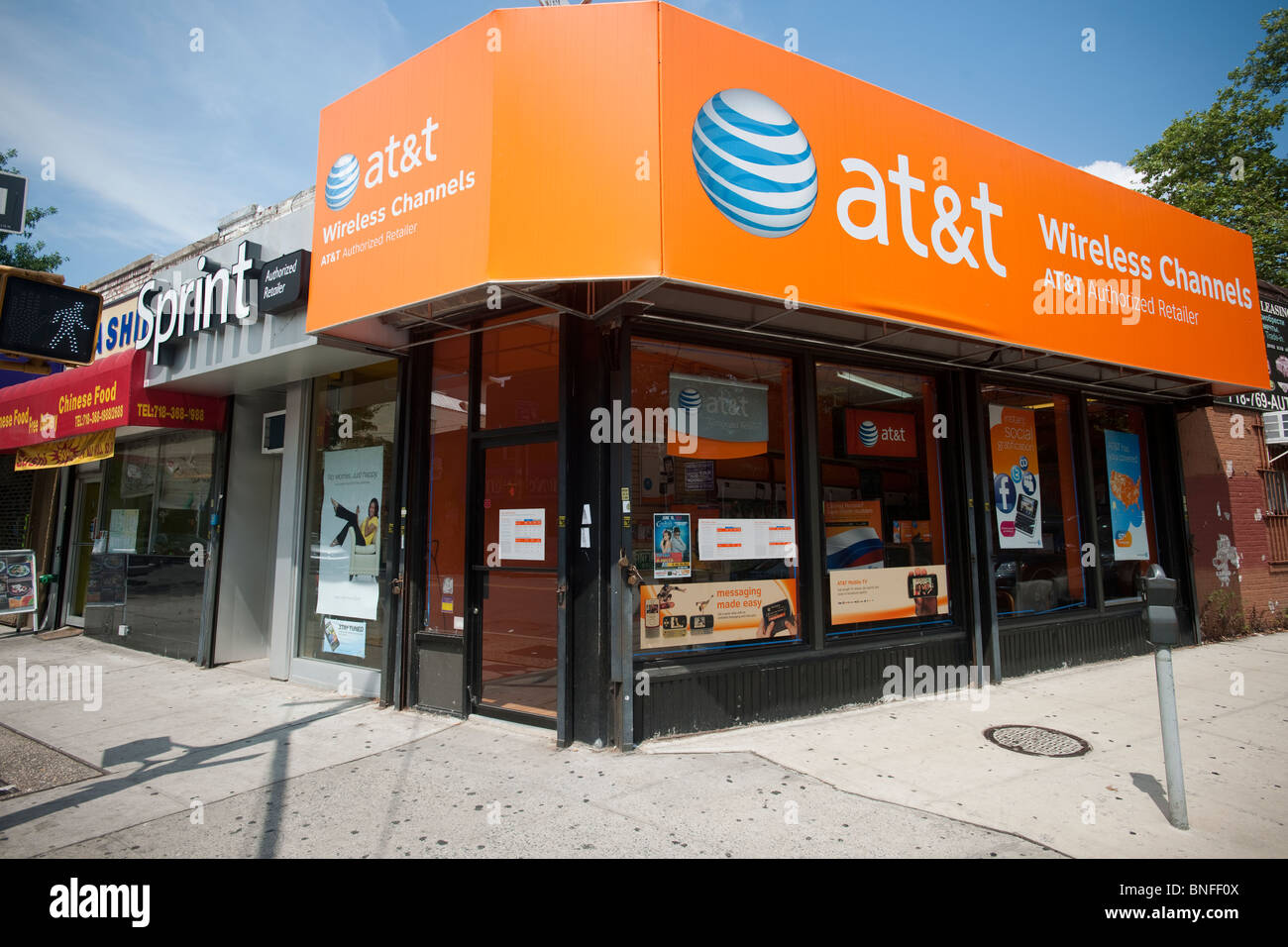 Ein AT&T Wireless-Shop mit einem Sprint Store in Brooklyn in New York auf Samstag, 17. Juli 2010 zu konkurrieren. (© Richard B. Levine) Stockfoto