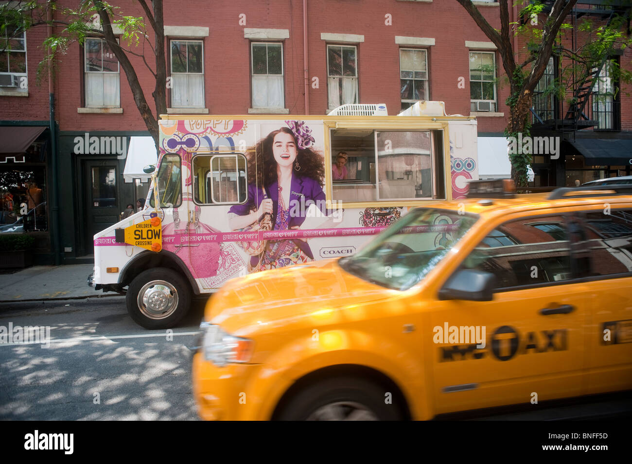 Ein Eiswagen von Van Leeuwen Artisan ist verziert von Coach Inc. vor einem Trainer laden in Greenwich Village in New York gesehen. Stockfoto