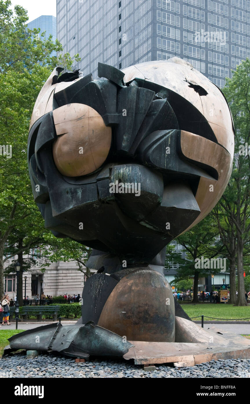 Seit drei Jahrzehnten berechtigt diese Skulptur auf dem Platz des World Trade Center stand "The Sphere" vor dem Terroranschlag Stockfoto