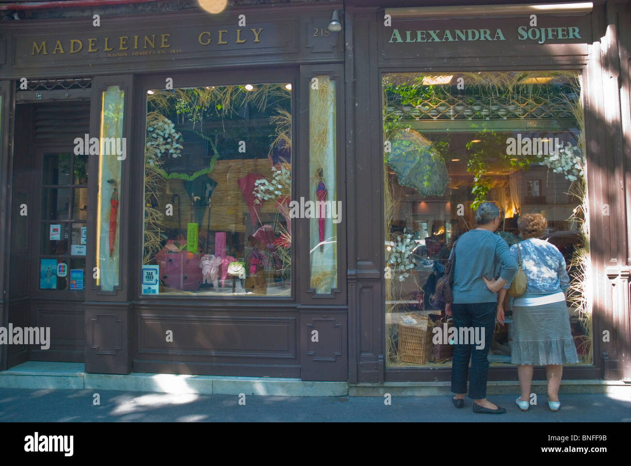Frauen außerhalb Madeleine Gely Sonnenschirm und Spazierstock shop-St-Germain-des-Prés Paris Frankreich Europa Stockfoto