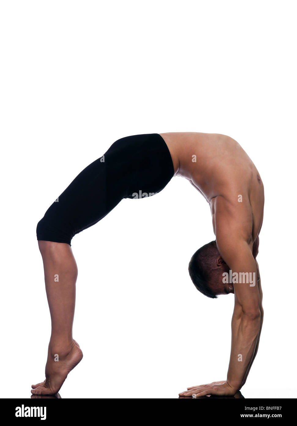 kaukasischen Mann Sarvangasana Setu Bandha Brücke stellen gymnastische stretching Biegung isoliert Yogastudio auf weißem Hintergrund Stockfoto