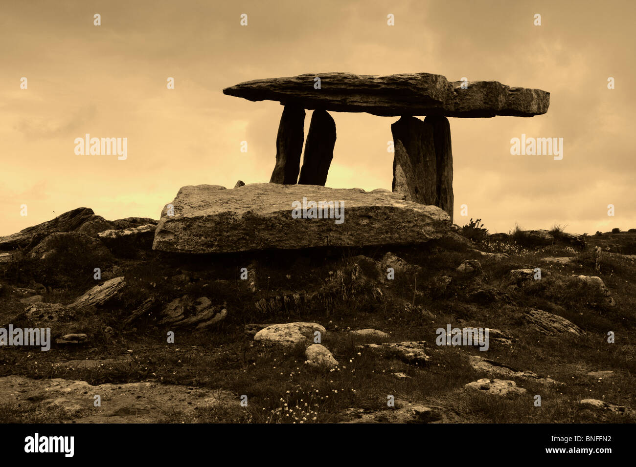 Poulnabrone Dolmen, The Burren, Co Clare, Westküste von Irland, ROI, Eire. Stockfoto