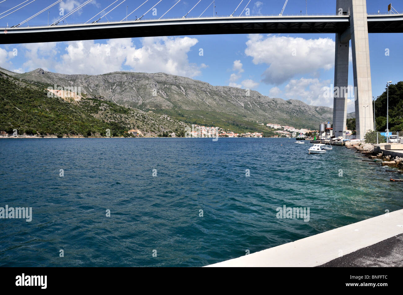 Die elegante Franjo Tudman Brücke asymmetrische einzige Pylon bleiben Kabelbrücke, die über 1599 Fuß lang, Gruz, Dubrovnik Stockfoto