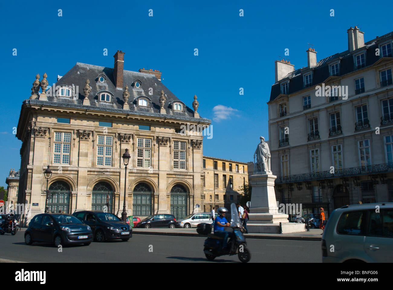 Verkehr entlang der Quai Malaquais St-Germain-des-Prés Paris Frankreich Europa Stockfoto