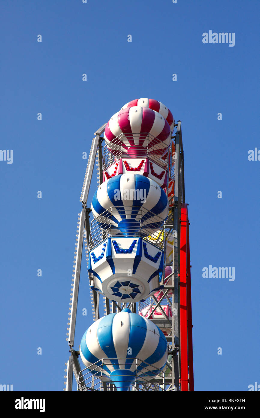 Ein großes Rad gegen einen schönen klaren blauen Himmel auf der Kirmes am Meer. Stockfoto