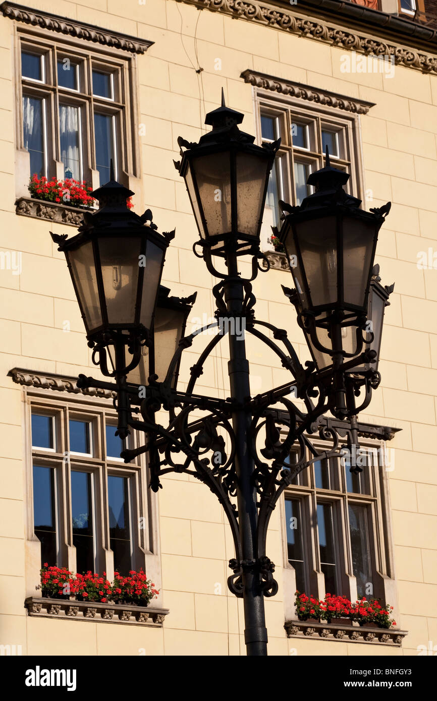 Straßenlaterne im wichtigsten Platz Rynek Glowny Wroclaw / Polen Juli 2010 Stockfoto