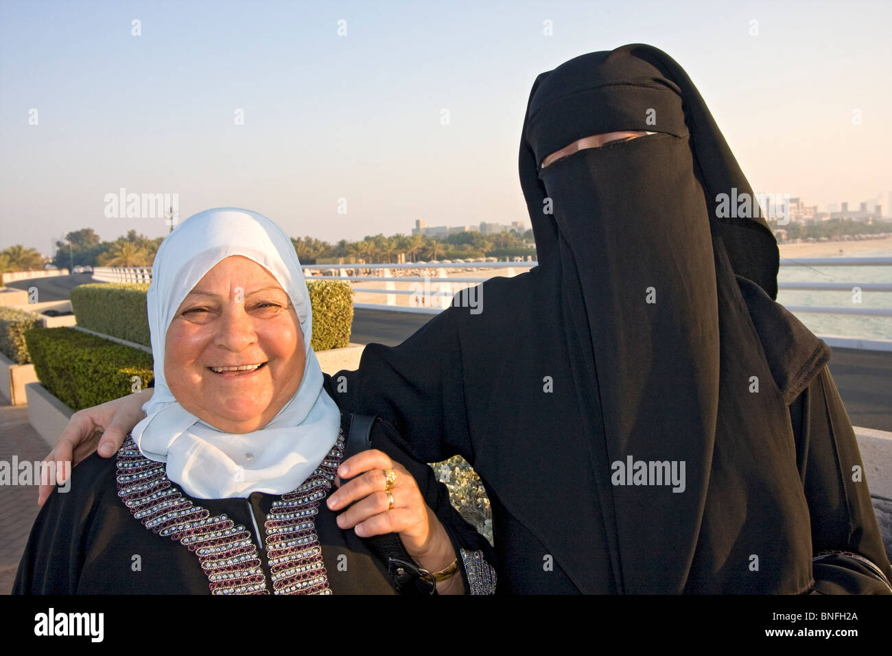 Einheimische Frauen in Dubai gekleidet in traditionellen islamischen Stil  Stockfotografie - Alamy
