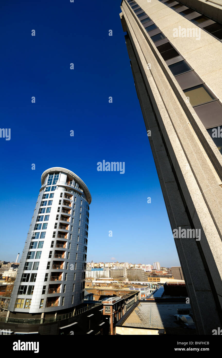 Moderne mehrstöckige Gebäude in einer britischen Stadt mit pulsierenden blauen Himmel und Bild Verzerrung für Effekt. Stockfoto