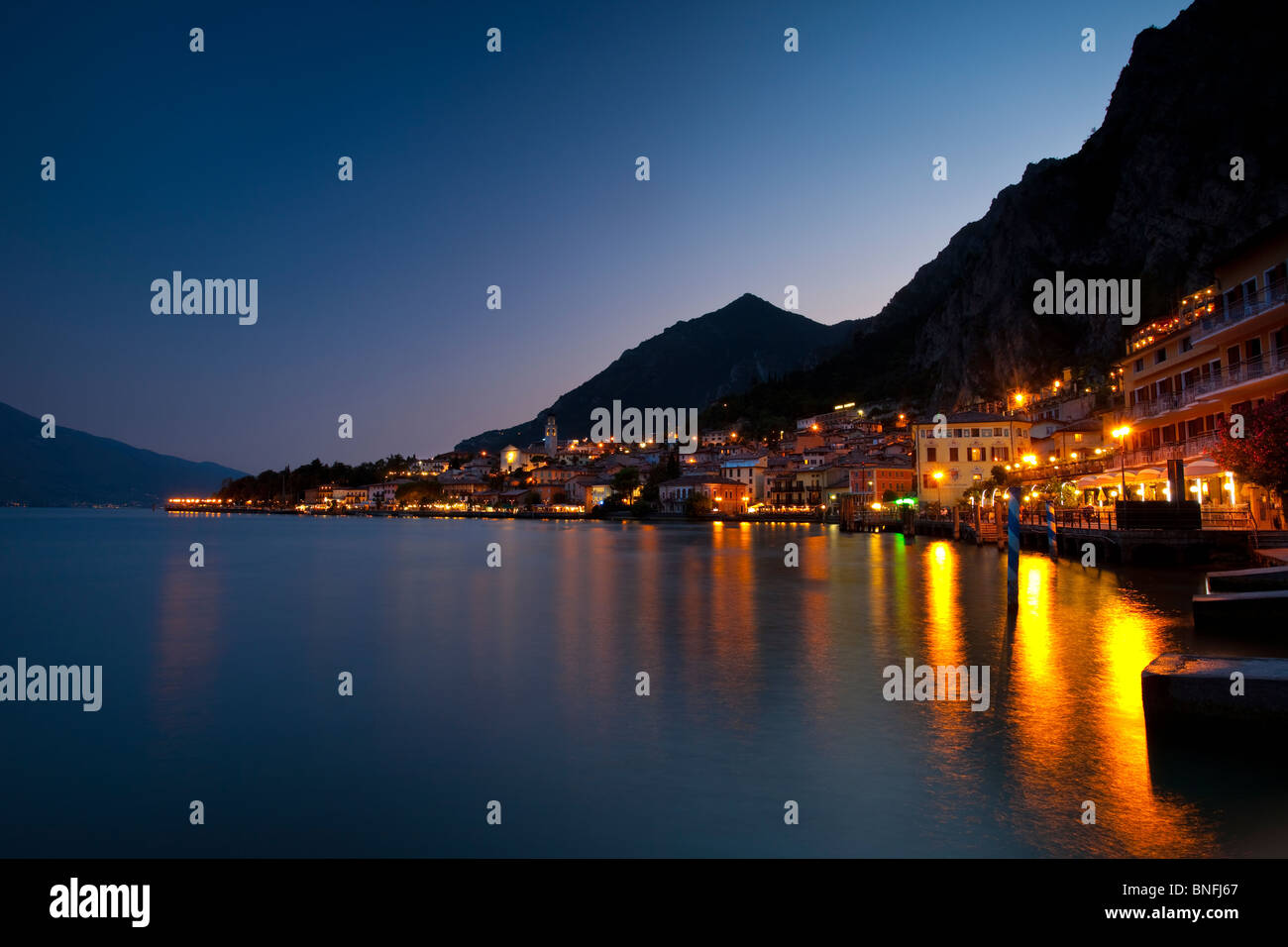 Abenddämmerung in der Stadt Limone-Sul-Garda am Ufer des Gardasee, Lombardei, Italien Stockfoto