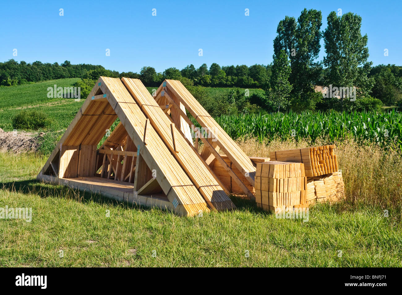 Vorgefertigte Dachbinder Holz für den Bau neuer Wohnungsbau auf Grüngürtel Website - Indre-et-Loire, Frankreich. Stockfoto