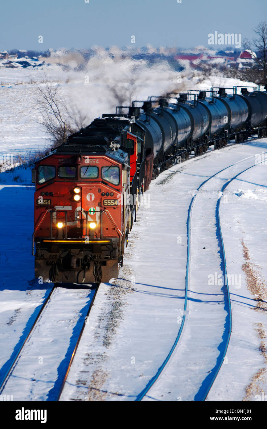 Ein Canadian National Güterzug kämpft Upgrade aus dem Mississippi River Tal westlich von Dubuque, IA. Stockfoto