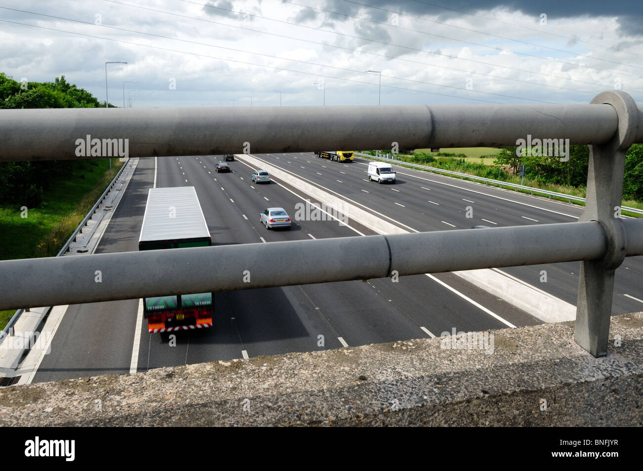 Autobahnbrücke über die 4 spurige Neubaustrecke M1 J25-J28. Nottinghamshire. Stockfoto