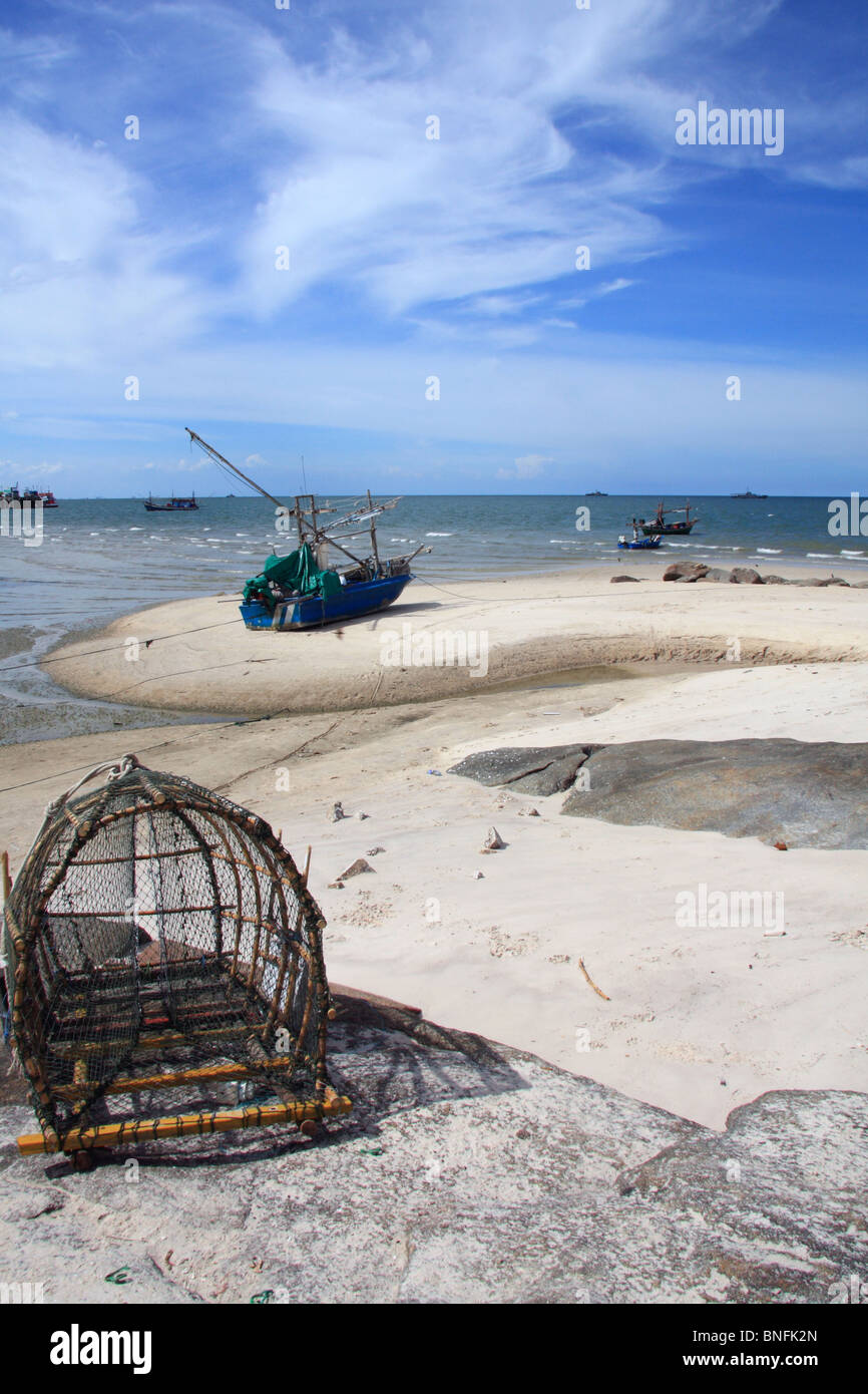 Boote und eine Fischfalle am Strand in Hua Hin, Thailand Stockfoto