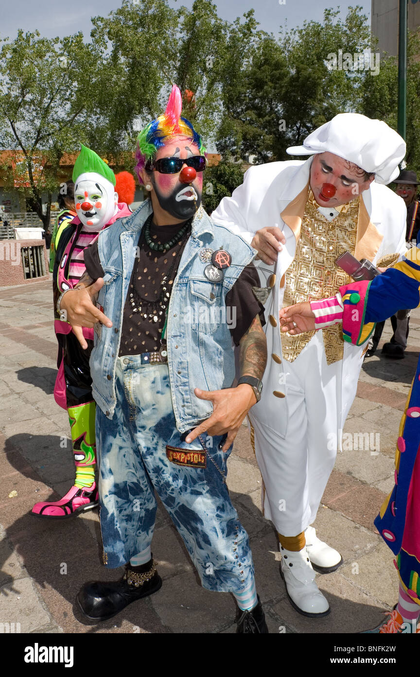 Clown-Parade in Mexiko-Stadt mit Clowns aus mehreren Ländern Stockfoto